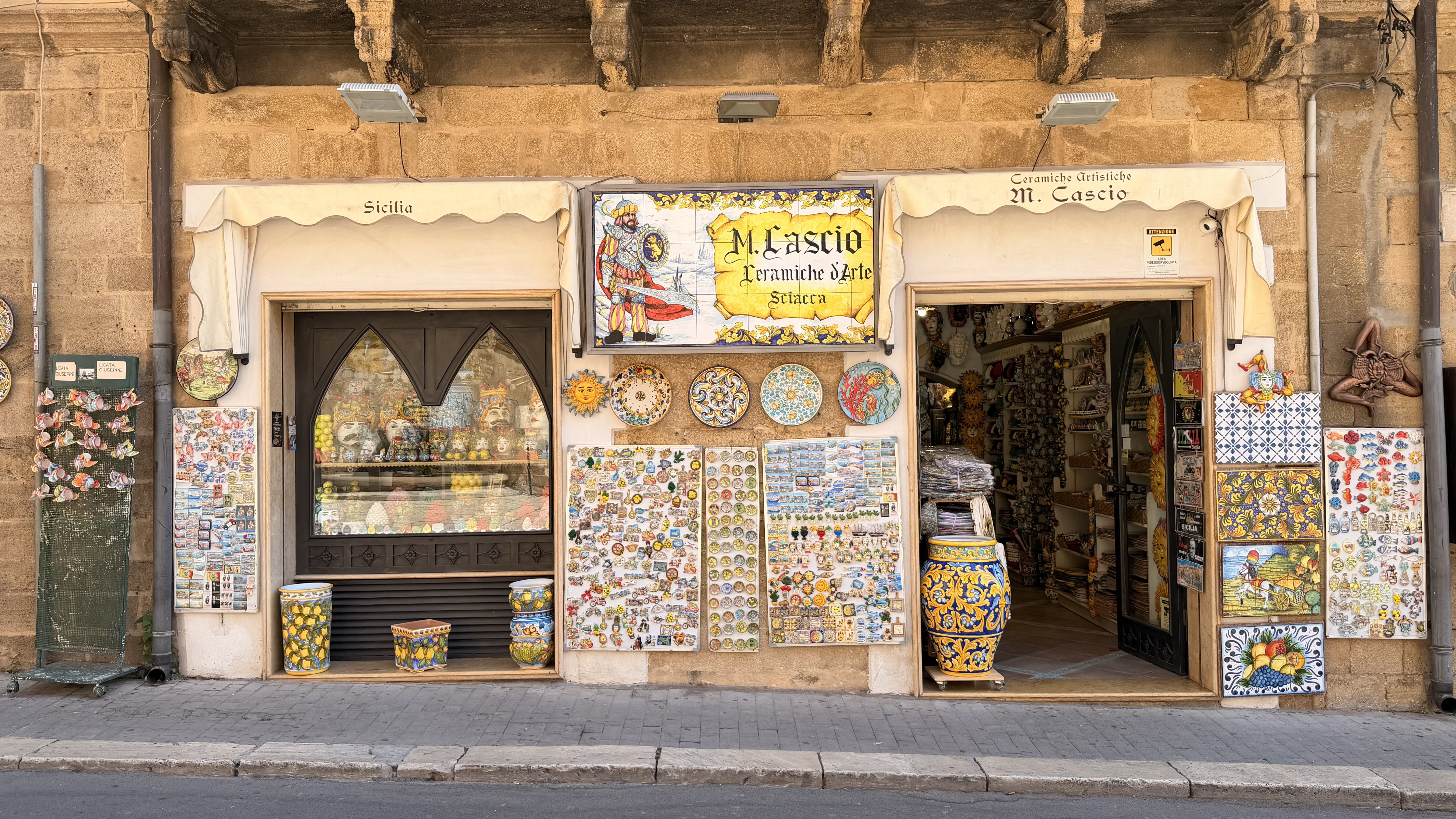La vetrina M. Cascio Ceramiche d'Arte in Corso Vittorio Emanuele a Sciacca
